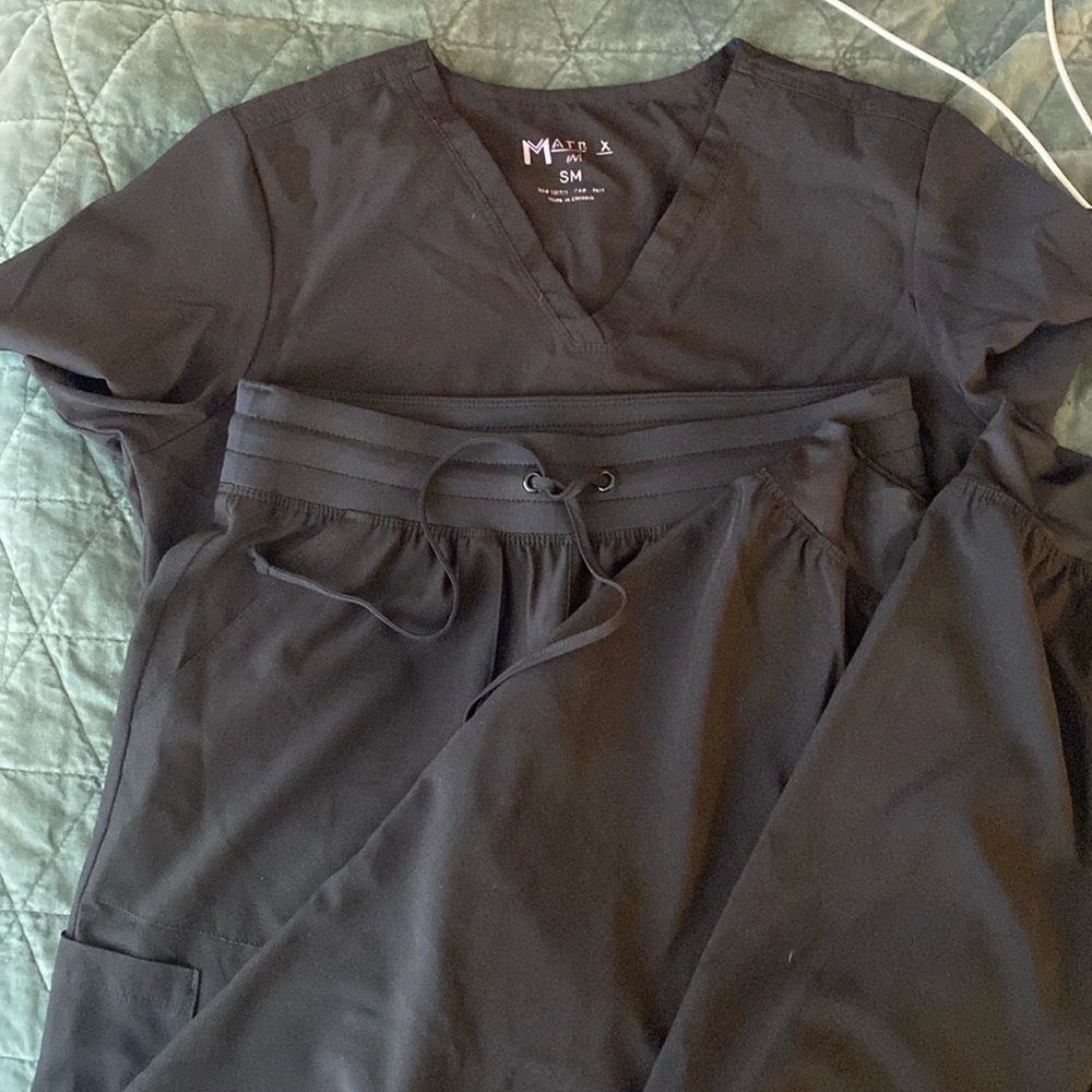 Maevn S black scrub set